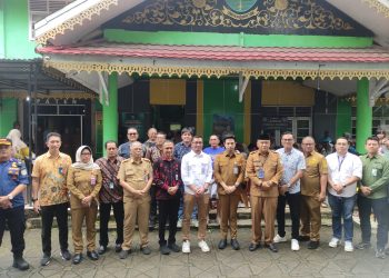 OJK, FK-IJK, Wawako Jambi dan Pimpinan Perbankan di Kota Jambi foto bersama usai penyerahan sembako. foto : Ahmad Muzir