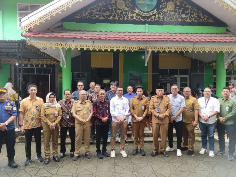 OJK, FK-IJK, Wawako Jambi dan Pimpinan Perbankan di Kota Jambi foto bersama usai penyerahan sembako. foto : Ahmad Muzir