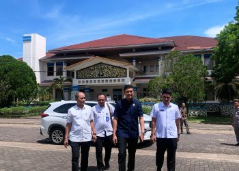 Ketua DPRD Provinsi Jambi, M Hafiz Saat Meninjau Tes CAT. foto : dprd