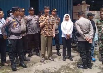 Santoso dari PT EWF saat menerima pendemo dari Warga Desa Merbau. foto : gmsmedia.co.id