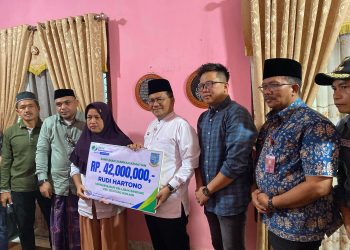 Walikota Jambi Maulana Serahkan Santunan dari BPJS Ketenagakerjaan. foto : bpjstk