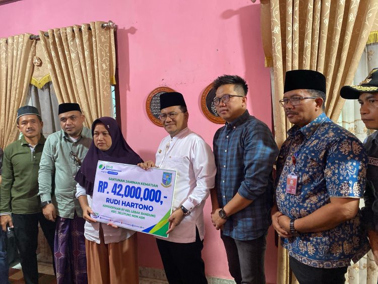 Walikota Jambi Maulana Serahkan Santunan dari BPJS Ketenagakerjaan. foto : bpjstk