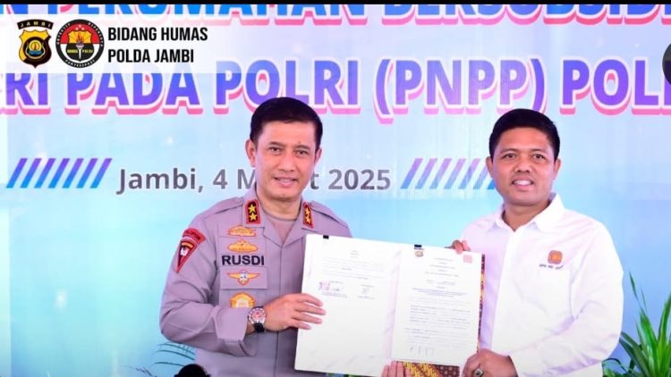 Kapolda Jambi Irjen Pol Rusdi Hartono dan Ketua DPD REI Jambi Abror Lubis foto bersama usai penandatangan MoU. foto : Ig Polda