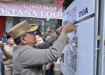 Walikota Jambi Maulana Saat  Menutup Pos Parkir di Kawasan Pasar Jambi. foto : humas