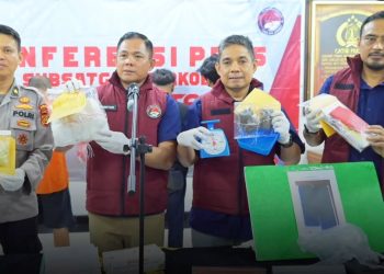 Direktorat Reserse Narkoba Polda Jambi menunjukkan barang bukti dan pelaku. foto : Polda Jambi