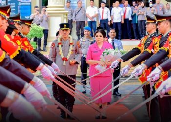 Kapolda Jambi Irjen Pol Krisno H Siregar Disanbut Tradisi Perang Pora. foto : humaspolda