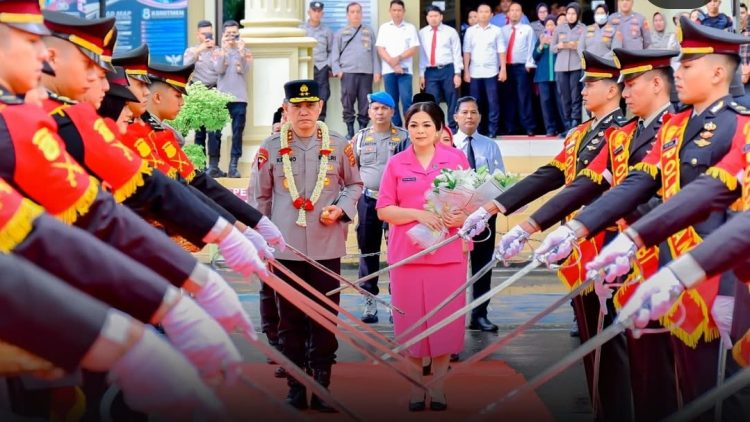 Kapolda Jambi Irjen Pol Krisno H Siregar Disanbut Tradisi Perang Pora. foto : humaspolda