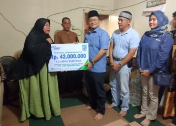 Penyerahan santunan ini dilakukan langsung oleh Wali Kota Jambi, DR Maulana, Senin (7/4) di rumah keluarga ahli waris. foto : istimewa