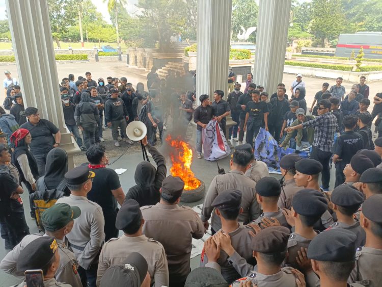 Sejumlah Mahasiswa Gelar Demontrasi di Gedung DPRD Jambi. foto : dprd