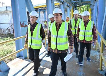 Wali Kota Jambi, dr Maulana bersama Wakil Wali Kota Diza Hazra Aljosha meninjau  Intake Pulau Pandan milik Perumda Air Minum Tirta Mayang, di Kelurahan Danau Sipin, Kecamatan Danau Sipin, Kamis pagi (10/4/2025).foto : humas