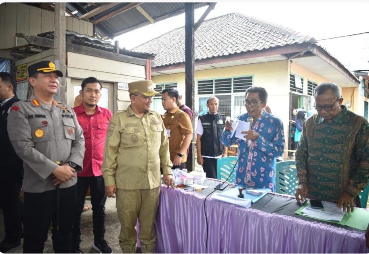 Walikota Jambi Maulana Mengunjungi Salah TPS Pilkate. foto : humas