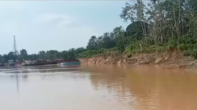 Dua Tongkang Batubara Ditahan Warga Desa Sukaramai.foto : istimew