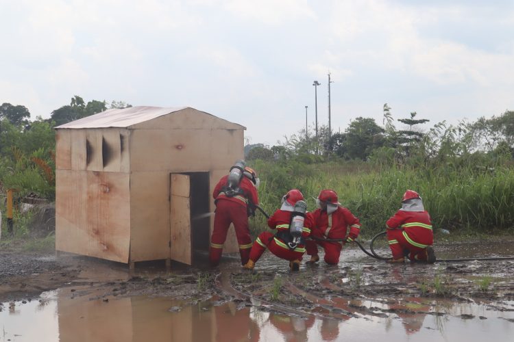 Peserta melakukan simulasi pemadaman kebakaran. foto : pelindojambi