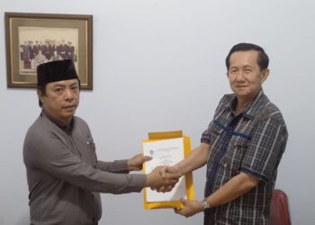 Penyerahan Surat Keputusan (SK) dari Ketua Umum FSBJ, Donner Gultom, kepada Ery S.H., yang ditunjuk sebagai Ketua DPD FSBJ Provinsi Jambi masa bakti 2025–2030. foto : istimewa