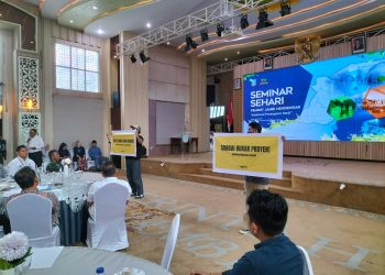 Aksi damai Walhi Jambi dengan membentangkan poster-poster protes sebagai bentuk keprihatinan terhadap kondisi lingkungan saat Seminar Sehari bertajuk "Pemkot Jambi Mendengar" di aula Rumah Dinas Wali Kota Jambi, Rabu (14/5/2025). foto : Walhi Jambi