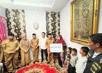 Wali Kota Jambi, Dr. H. Maulana, MKM, menyerahkan santunan dari BPJS Ketenagakerjaan. foto I bpjstk