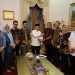 Badan Pengawas Pemilihan Umum (Bawaslu) Provinsi Jambi menyampaikan hasil pengawasan Pemilihan Gubernur dan Wakil Gubernur Jambi 2024 kepada Gubernur Jambi Al Haris. foto : Dedy