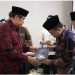 HBA memberikan buku biografi Abdurrahman Sayoeti kepada Al Haris Gubernur Jambi. Foto: Erick/Pariwarajambi