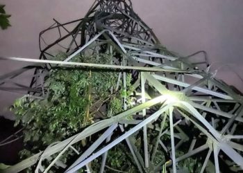 Tiang Saluran Udara Tegangan Tinggi (SUTT) di sekitar Puncak Bukit Muara Hemat, Kecamatan Batang Merangin, Kabupaten Kerinci roboh. foto : Facebook