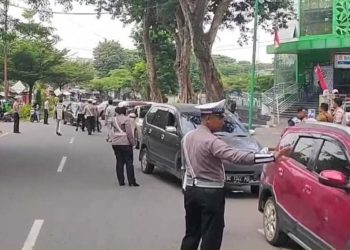 Tim Gabungan Saat Melakukan Razia di Kota Jambi.