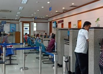 Kinerja Sektor Perbankan Mengalami Pertumbuhan Positif. Foto nasabah melakukan transaksi di KCU BCA Jambi.foto : istimewa 