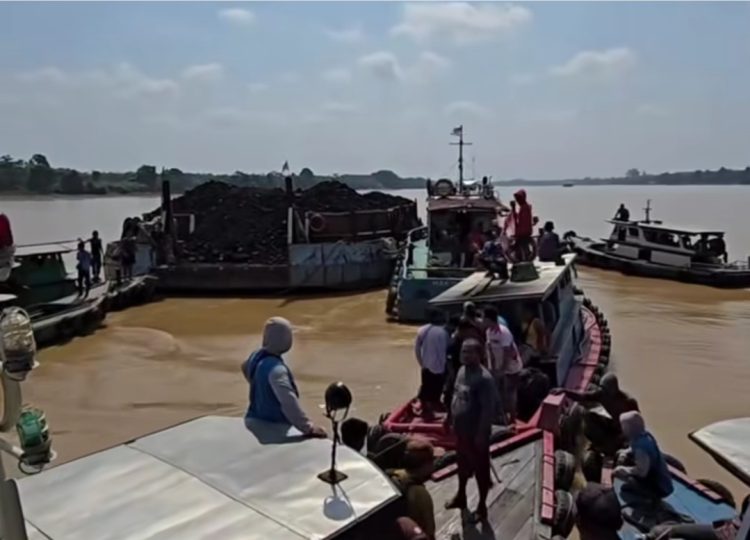 Petani Kerambah Tanah Tongkang Batubara. foto : screenshoot video