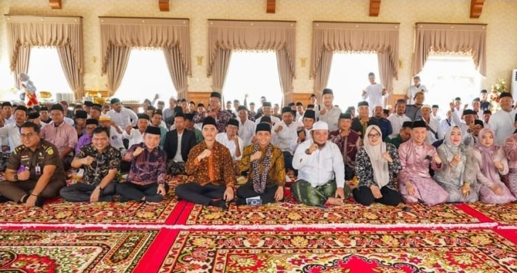 Menteri Kehutanan Raja Juli Antoni bersama Ketua Umum Partai Solidaritas Indonesia (PSI) Kaesang Pangarep melakukan kunjungan ke Jambi, Sabtu (28/6/2025).