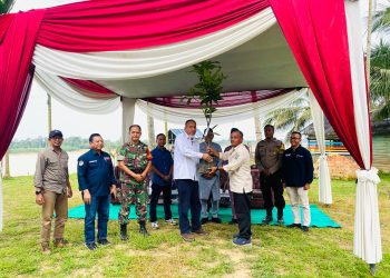 GM Pelindo Regional 2 Jambi, Ahmad Fahmi menyerahkan bibit pohon secara simbolis. foto : pelindojambi