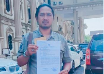 Direktur Eksekutif Daerah WALHI Jambi (Oscar Anugrah) membuat laporan ke POLDA Jambi. foto : WalhiJambi