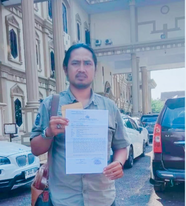 Direktur Eksekutif Daerah WALHI Jambi (Oscar Anugrah) membuat laporan ke POLDA Jambi. foto : WalhiJambi