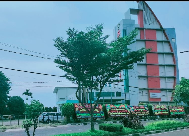 Hotel Shangratu Diduga Mengunakan Lahan Parkir Hotel Ratu. foto : gms