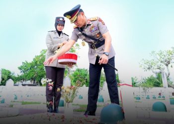Kapolda Jambi Irjen Pol. Krisno H. Siregar memimpin ziarah rombongan di Taman Makam Pahlawan (TMP) Satria Bhakti, Senin (23/6/2025)