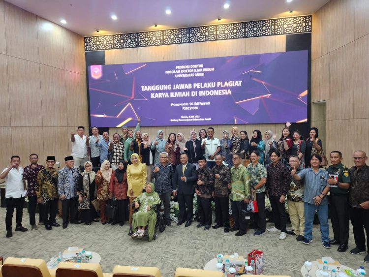 Para keluarga,sahabat dan undangan foto bersama dengan Kombespol Edi Faryadi usai ujian promosi doktor. foto : gmsmedia.co.id
