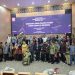 Para keluarga,sahabat dan undangan foto bersama dengan Kombespol Edi Faryadi usai ujian promosi doktor. foto : gmsmedia.co.id