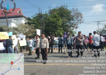 Warga Kelurahan Aur Duri saat melakukan demontrasi  di Proyek  PT SAS. foto : istimewa