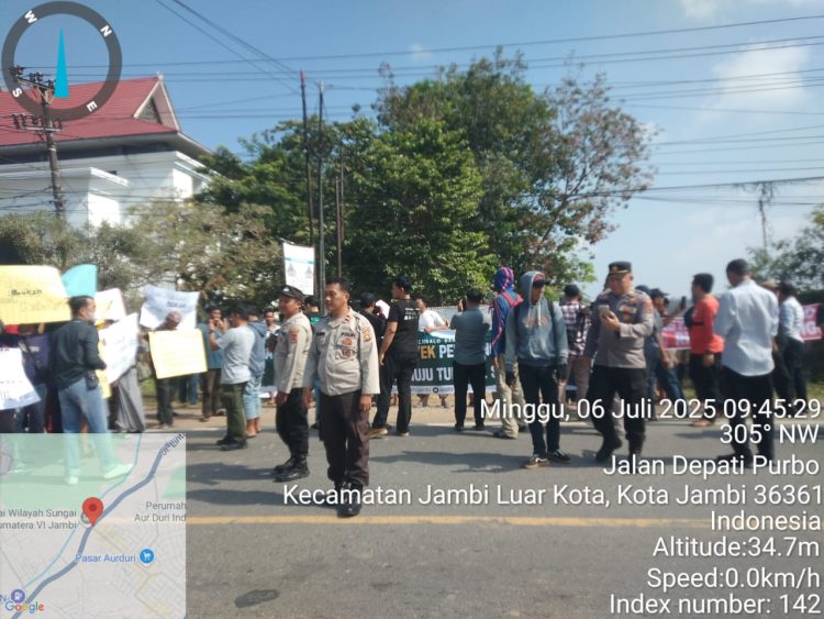Warga Kelurahan Aur Duri saat melakukan demontrasi  di Proyek  PT SAS. foto : istimewa