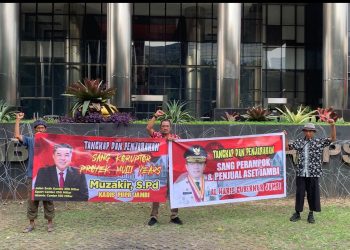 Gerakan Anak Bangsa  (GAB) Peduli  menggelar aksi unjuk rasa di depan Gedung Merah Putih Komisi Pemberantasan Korupsi (KPK), Jakarta, Rabu (16/7).