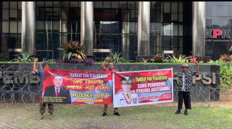 Gerakan Anak Bangsa  (GAB) Peduli  menggelar aksi unjuk rasa di depan Gedung Merah Putih Komisi Pemberantasan Korupsi (KPK), Jakarta, Rabu (16/7).