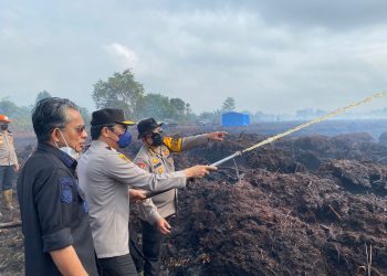 Kapolda Jambi Turun Langsung dan Ikut Padamkan Karhutla di Sungai Gelam. foto : istimewa
