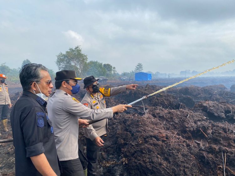 Kapolda Jambi Turun Langsung dan Ikut Padamkan Karhutla di Sungai Gelam. foto : istimewa