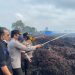 Kapolda Jambi Turun Langsung dan Ikut Padamkan Karhutla di Sungai Gelam. foto : istimewa