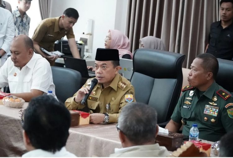Gubernur Alharis Memimpin Rapat Inventarisasi sumur-sumur minyak masyarakat yang tersebar di berbagai daerah di Provinsi Jambi.foto : humas  Rapat yang berlangsung di VIP Room Bandara Sultan Thaha Saifuddin, Senin (7/7/2025),