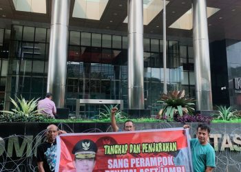 Aktivis GAB Peduli Jambi
Bentang spanduk di depan Gedung KPK RI