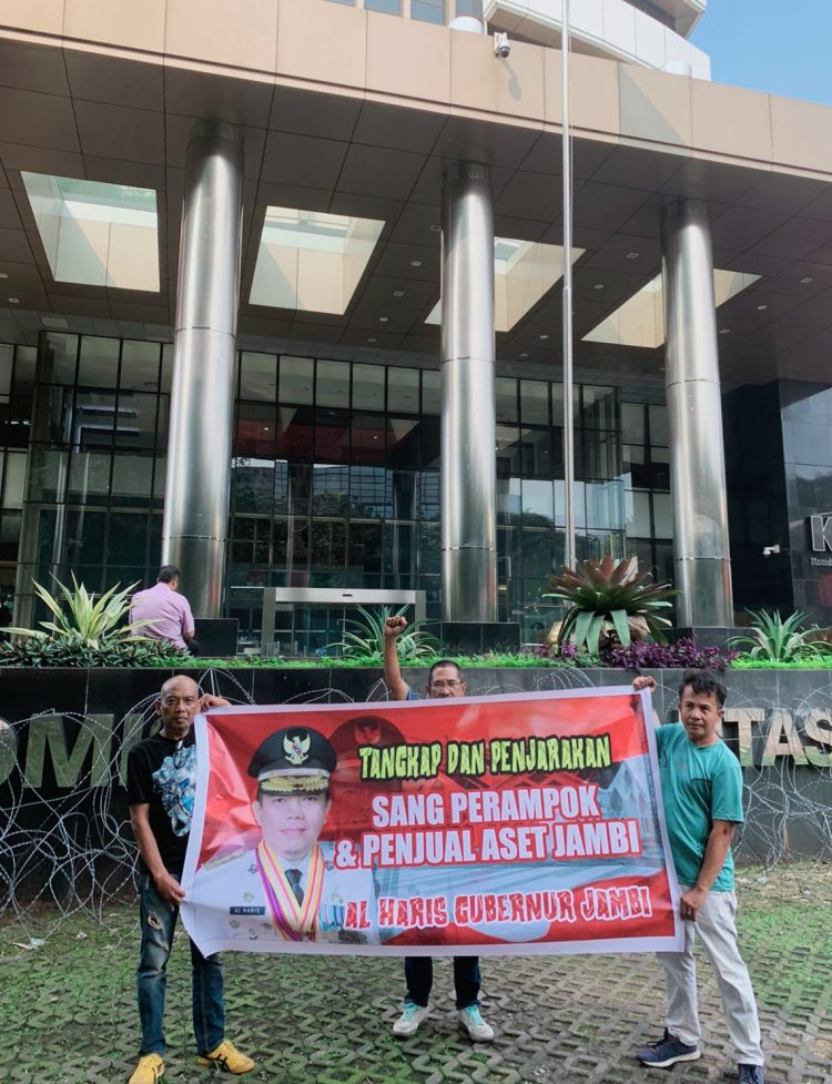Aktivis GAB Peduli Jambi
Bentang spanduk di depan Gedung KPK RI