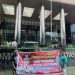 Aktivis GAB Peduli Jambi
Bentang spanduk di depan Gedung KPK RI