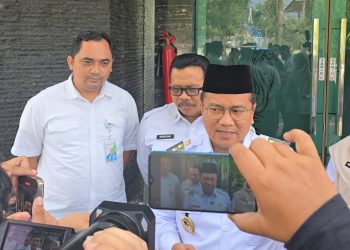Wali Kota Jambi, Dr. H. Maulana, MKM saat di Wawancarai Wartawan. foto : bpjstk