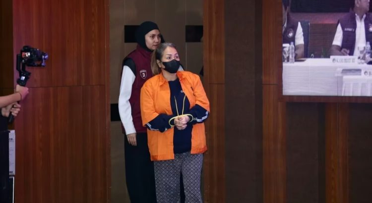 Helen saat akan mengikuti sidang di Pengadilan Negeri Jambi. foto : istimewa