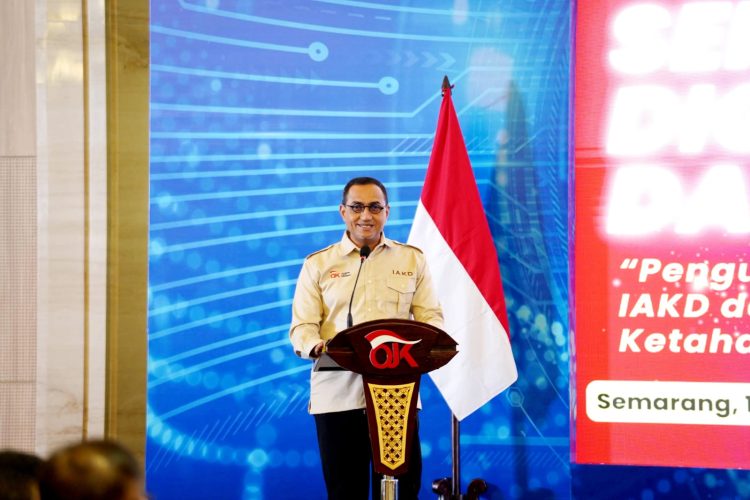 Kepala Eksekutif Pengawas  IAKD OJK, Hasan Fawzi, pada kegiatan OJK Digination Day di Semarang, Selasa (12/8). foto : ojk