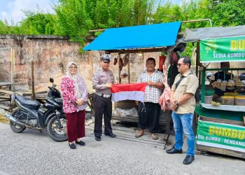 Ditintelkam Polda Jambi Bagi-bagi Bendera Merah Putih Sambut HUT RI ke-80. foto : istimewa