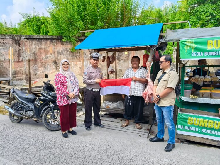 Ditintelkam Polda Jambi Bagi-bagi Bendera Merah Putih Sambut HUT RI ke-80. foto : istimewa